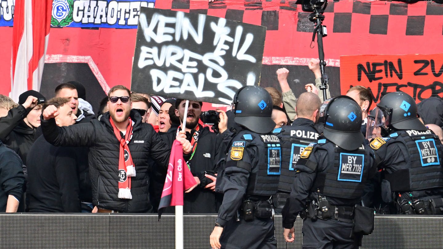 Fanproteste gegen Investoreneinstieg bei der DFL (Foto: IMAGO, Imago Images / Zink)