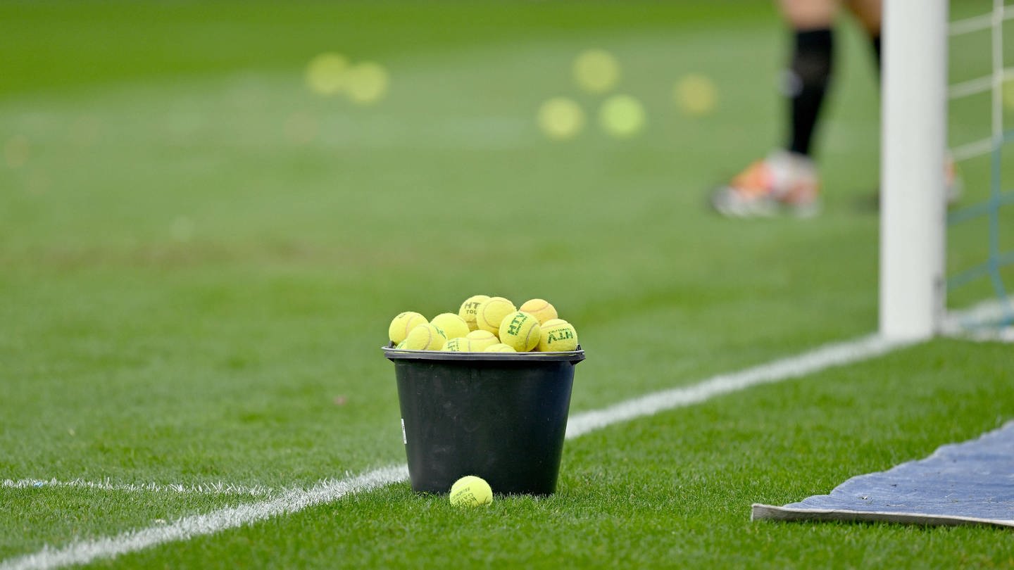 Tennisbälle in einem Eimer nach Protesten von Fußballfans gegen die DFL (Foto: IMAGO, IMAGO / Jan Huebner)