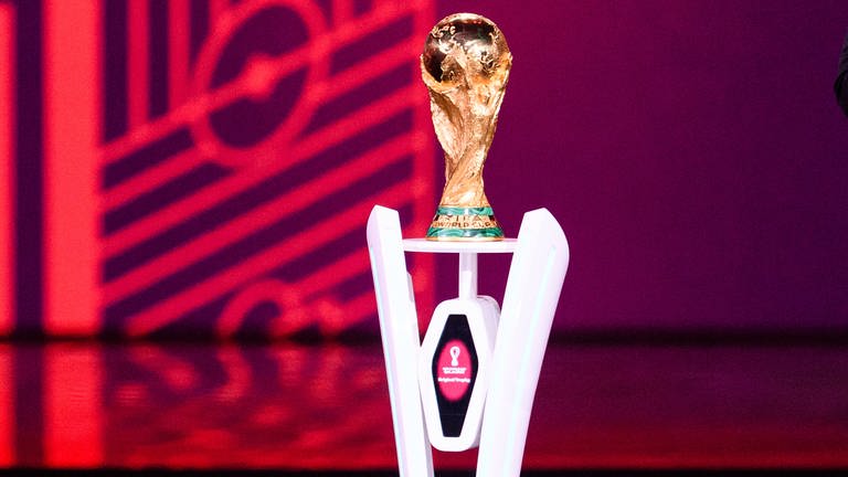 Der WM-Pokal steht bei der Gruppenauslosung in Katar (Foto: IMAGO, IMAGO / MIS International)