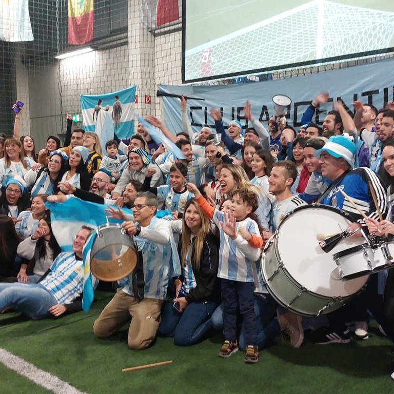 Eine Gruppe argentinischer Fans posiert in Trikots für ein Foto (Foto: Dominic Sessa)