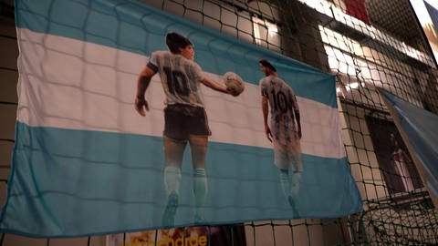 Diego Maradona und Lionel Messi auf einer Flagge, die an ein Netz gespannt wurde (Foto: SWR)