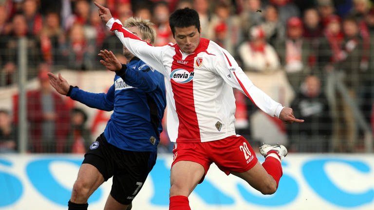 Jiayi Shao (Cottbus, re.) gegen Thorben Marx (Bielefeld) Fußball  (Foto: IMAGO, Camera 4)