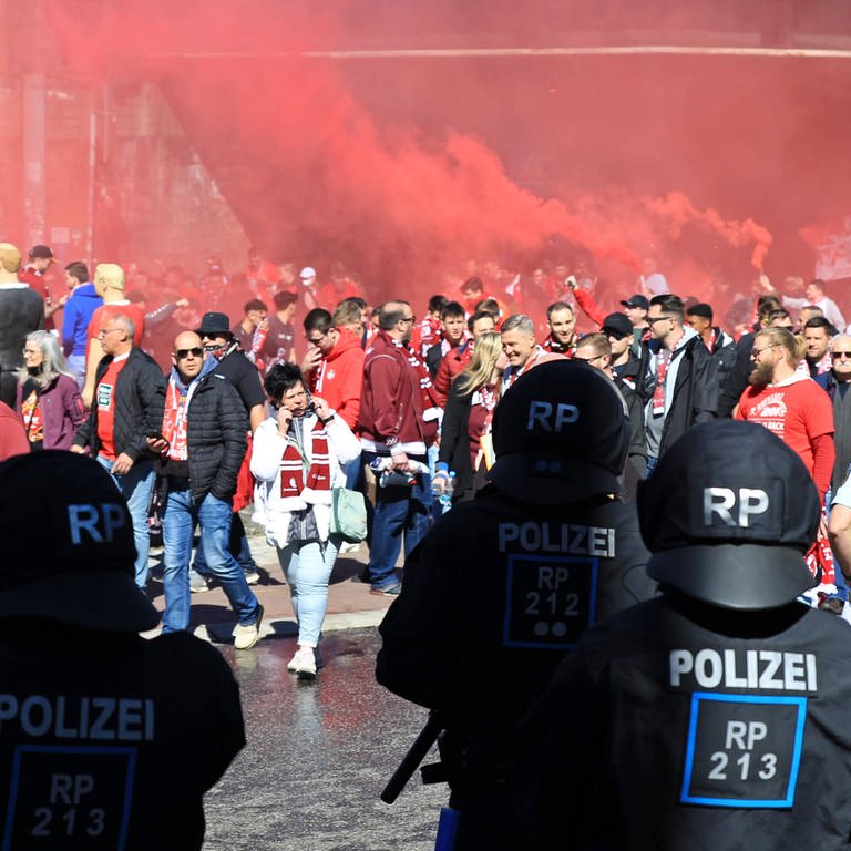 Die Fans des 1.FC Kaiserslautern auf dem Weg zum Stadion, Pyrotechnik, Rauch, Bengalos, Polizei (Foto: IMAGO, Jan Huebner)