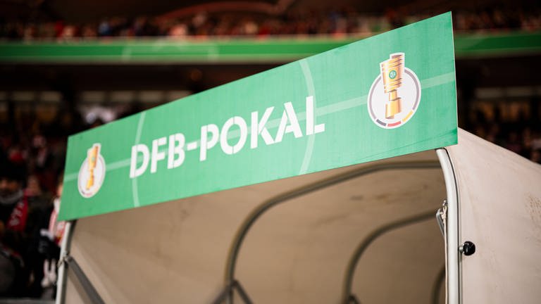 Bande mit der Aufschrift "DFB-Pokal" (Foto: IMAGO, IMAGO / Noah Wedel)