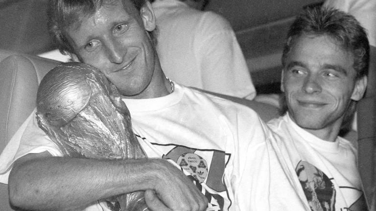 Andreas Brehme mit dem WM-Pokal 1990