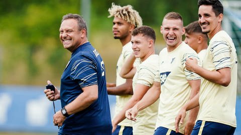Trainingsauftakt: Hoffenheims Trainer Andre Breitenreiter (l) lacht zusammen mit Spielern. (Foto: picture-alliance / Reportdienste, picture alliance/dpa | Uwe Anspach)
