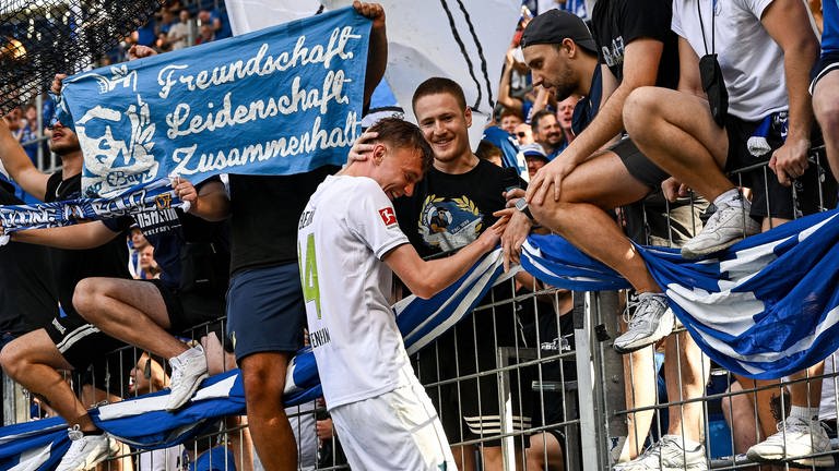 Hoffenheims Maximilian Beier lässt sich nach dem Sieg gegen Wolfsburg feiern. (Foto: IMAGO, Nordphoto)