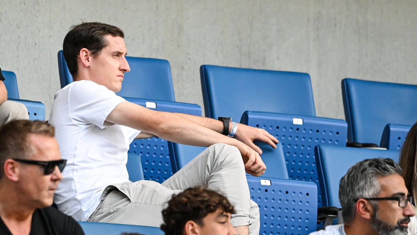 Ex-Nationalspieler TSG Hoffenheim sitzt in Jeans und weißem T-Shirt auf der Tribüne der TSG Hoffenheim. (Foto: IMAGO, IMAGO/Nordphoto)