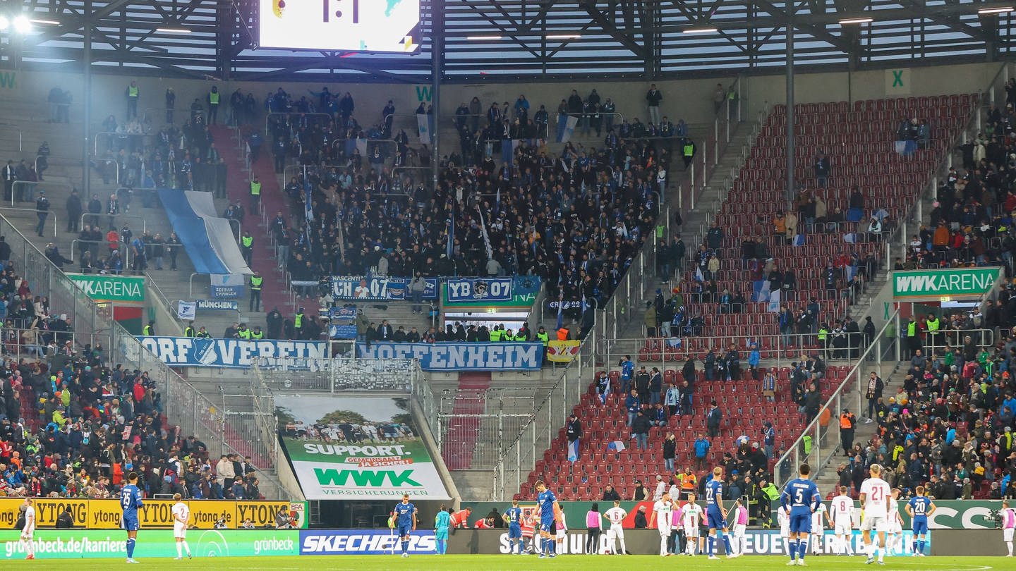 Nach dem Böllerwurf ist das Spiel zwischen Augsburg und Hoffenheim unterbrochen. (Foto: IMAGO, IMAGO / kolbert-press)