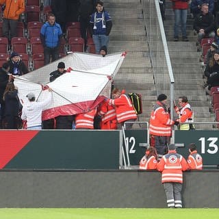 14 Verletzte gibt es nach dem Böllerwurf im Spiel zwischen Augsburg und Hoffenheim.  (Foto: IMAGO, IMAGO / Krieger)