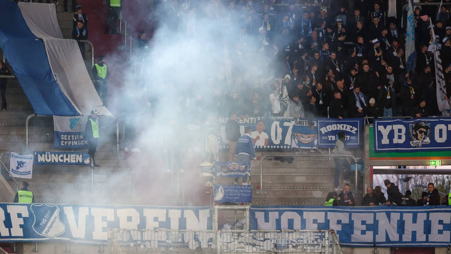 Rauch vor dem Hoffenheim-Fanblock im Augsburger Stadion (Foto: IMAGO, IMAGO / kolbert-press)