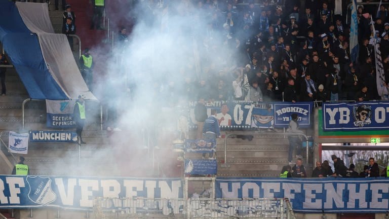 Rauch vor dem Hoffenheim-Fanblock im Augsburger Stadion
