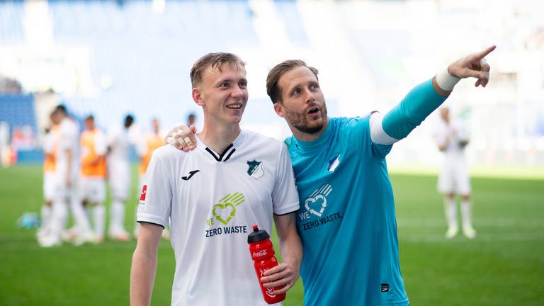 Maximilian Beier (links) und Teamkollege Oliver Baumann (Foto: IMAGO, Eibner)
