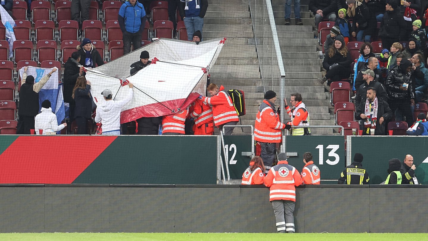 14 Verletzte gibt es nach dem Böllerwurf im Spiel zwischen Augsburg und Hoffenheim. (Foto: IMAGO, IMAGO / Krieger)