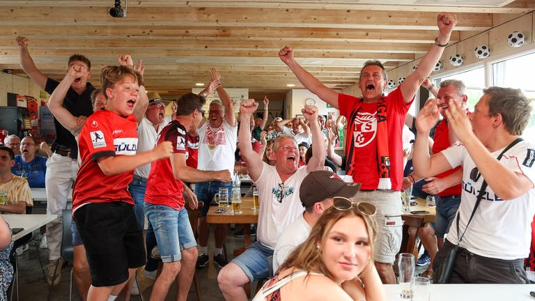 jubelnde Fans der TSG Balingen Fußball zu DFB-Pokallos VfB Stuttgart 