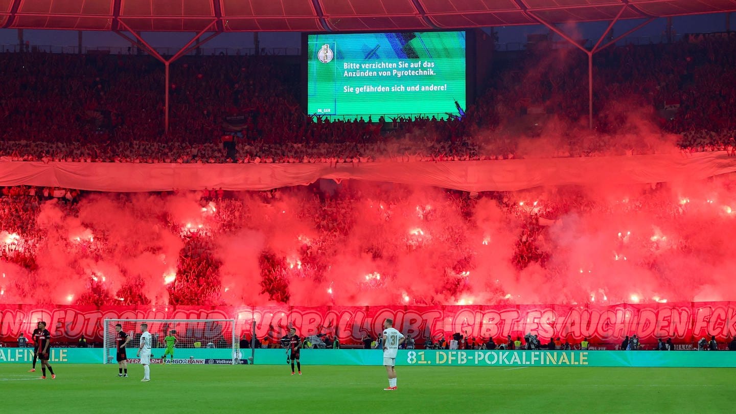 Die Fans des 1. FC Kaiserslautern zünden zu Beginn der zweiten Halbzeit des DFB-Pokal-Endspiels Pyrotechnik (Foto: IMAGO, Steinbrenner)