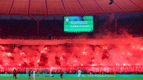 Die Fans des 1. FC Kaiserslautern zünden zu Beginn der zweiten Halbzeit des DFB-Pokal-Endspiels Pyrotechnik