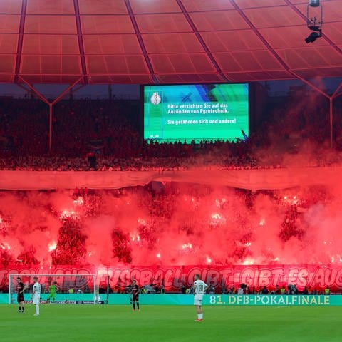 Die Fans des 1. FC Kaiserslautern zünden zu Beginn der zweiten Halbzeit des DFB-Pokal-Endspiels Pyrotechnik