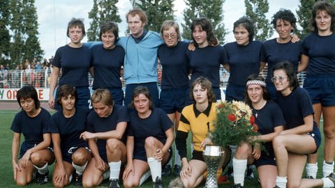 Siegerfoto TuS Wörrstadt - Erster Deutscher Frauenfußball Meister 1974 (Foto: IMAGO, 0003528219)