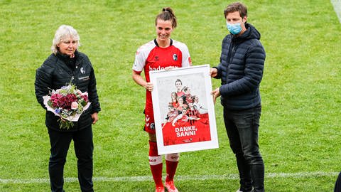 Birgit Bauer-Schick und Jochen Saier verabschieden Sandra Starke vom SC Freiburg (Foto: IMAGO, 1003036917)