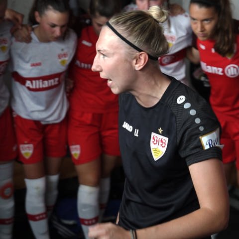 Lisa Lang, Co-Trainerin der VfB-Fußballerinnen, heizt ihrem Team vor dem 1. Saisonspiel ein. (Foto: SWR, SWR/privat)