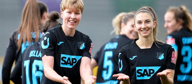 Torschützin Paulina Krumbiegel und Katharina Naschenweng (beide TSG Hoffenheim) juben gegen SV Meppen (Foto: IMAGO, IMAGO / foto2press)