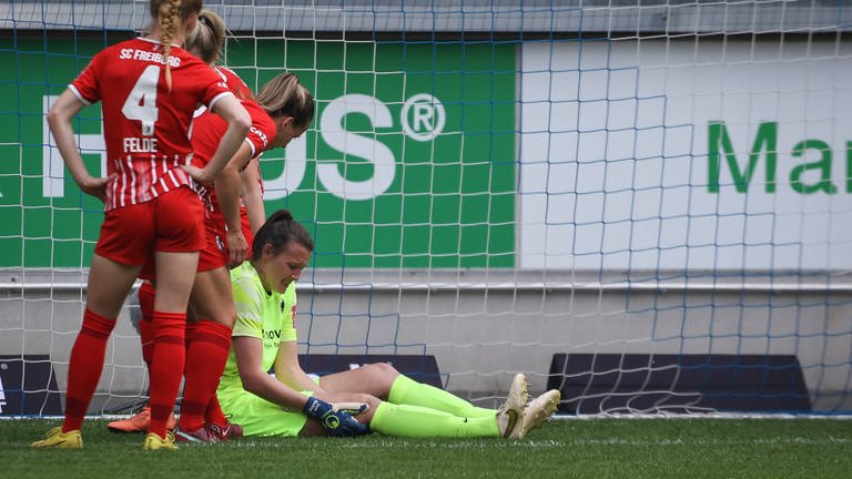 Lena Nuding, SC Freiburg verletzt sich beim Spiel in Duisburg (Foto: IMAGO, IMAGO/Beautiful Sports)