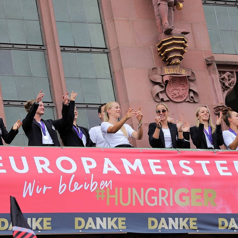Die Deutsche Frauen-Fußballnationalmannschaft beim Empfang nach der EM (Foto: IMAGO, 1013575609)