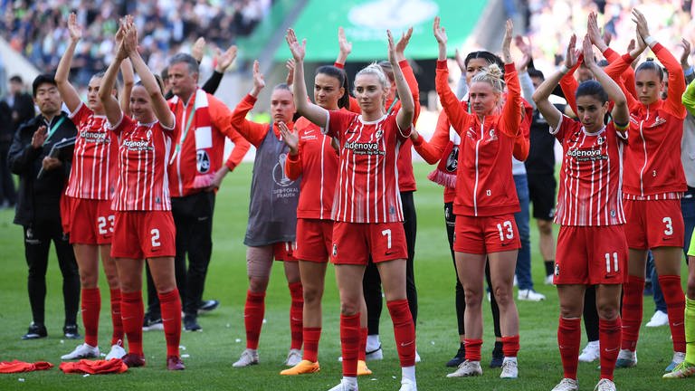 Freiburger Spielerinnen klatschen nach Pokalfinale (Foto: IMAGO, IMAGO / Revierfoto)