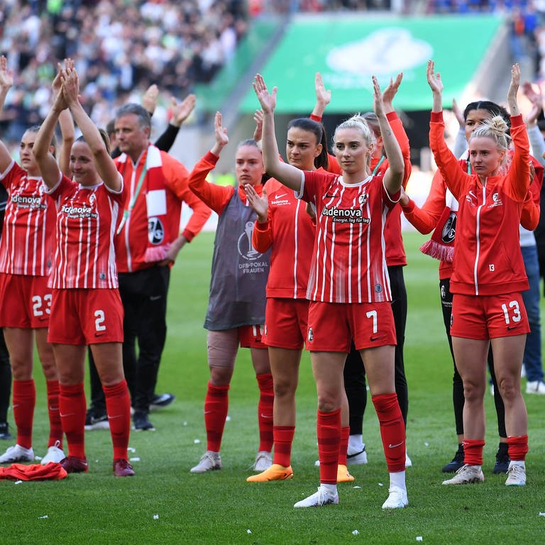 Freiburger Spielerinnen klatschen nach Pokalfinale (Foto: IMAGO, IMAGO / Revierfoto)
