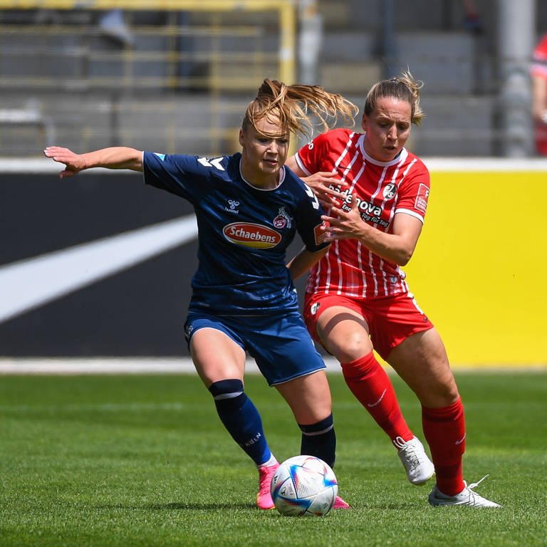 Weronika Zawistowska vom 1. FC Köln kämpft gegen Lisa Karl vom SC Freiburg um den Ball (Foto: IMAGO, Beautiful Sports)
