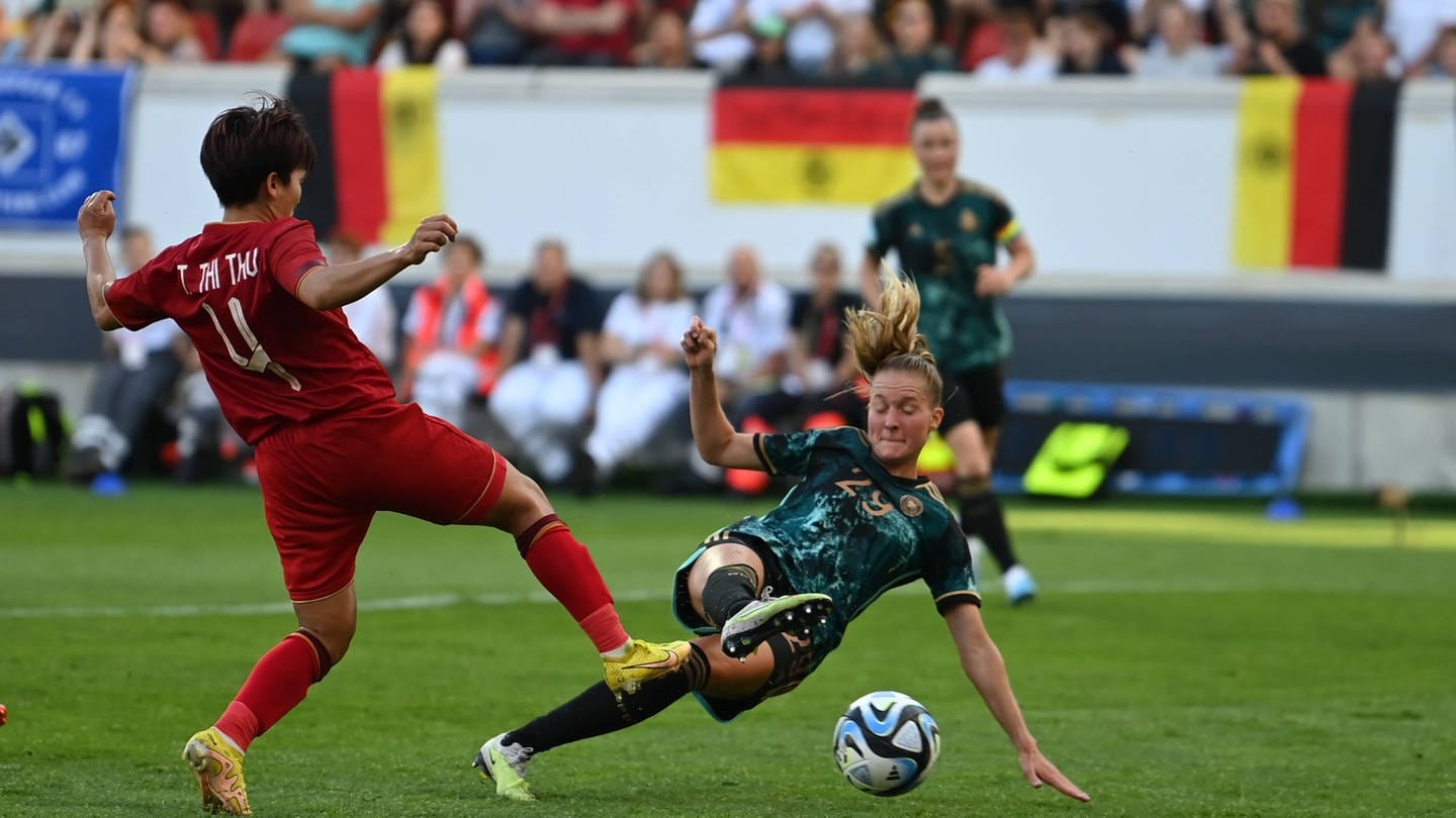 Janina Minge vom SC Freiburg erzielt beim 2:1 Sieg gegen Vietnam ihr erstes Länderspieltor (Foto: IMAGO, IMAGO/foto2press)