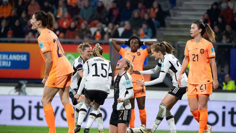 Deutschlands Fußballerinnen haben sich durch den 2:0-Sieg gegen die Niederlande die Olympia-Qualifikation gesichert. 
