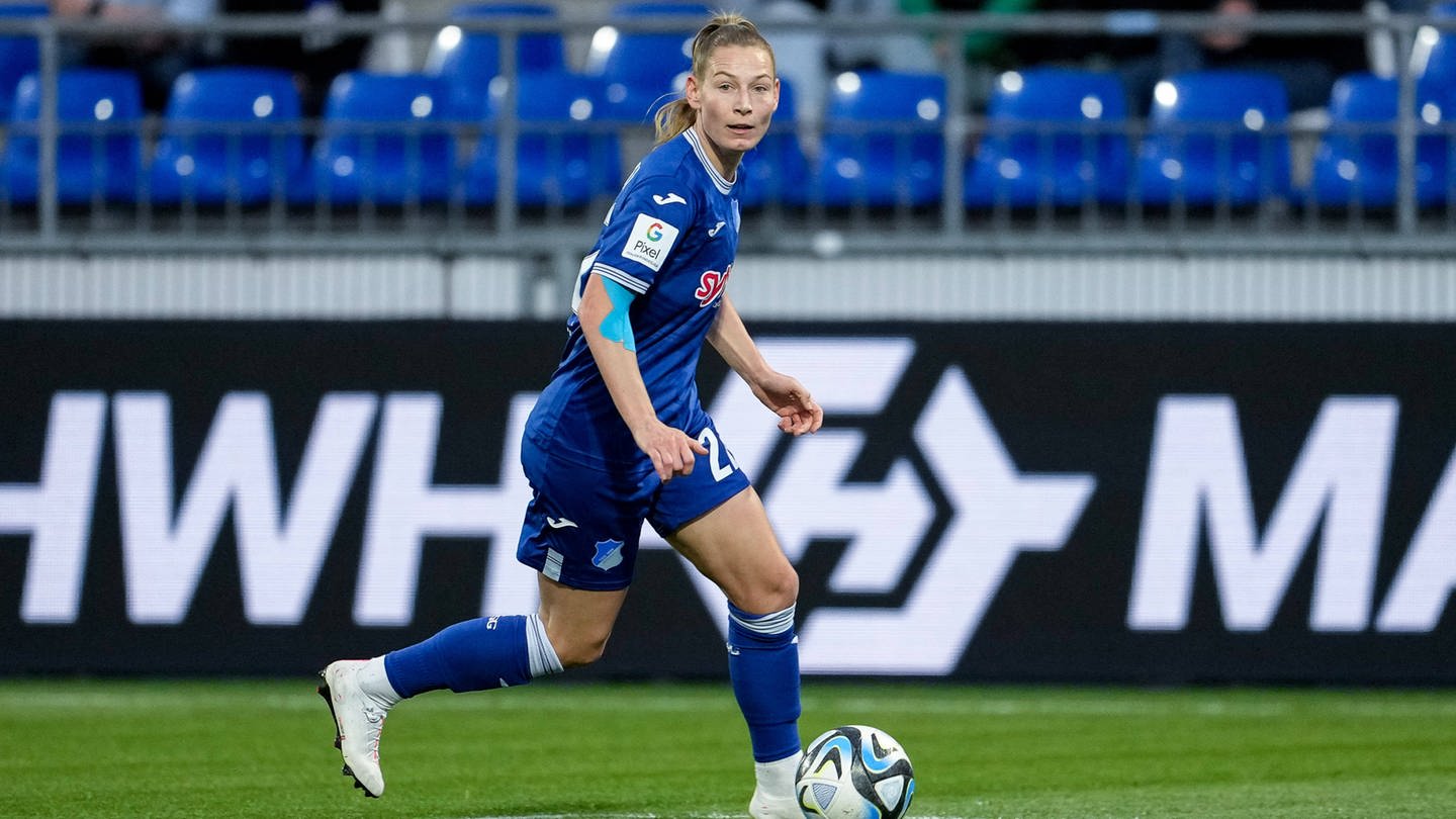 Sarai Linder am Ball in der Partie gegen den 1. FC Köln (Foto: IMAGO, IMAGO / foto2press)
