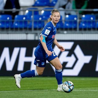 Sarai Linder am Ball in der Partie gegen den 1. FC Köln