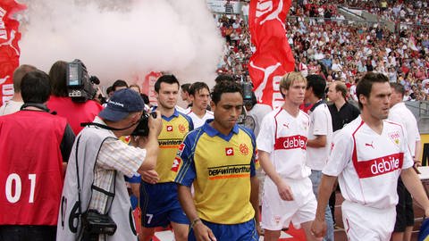 Einmarsch der Teams im Jahr 2004: VfB Stuttgart - Mainz 05  (Foto: imago images, Imago/Eßling)