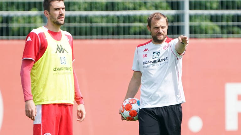 Bo Svensson und Stefan Bell vor dem Spiel Mainz - Frankfurt (Foto: IMAGO, Imago/Martin Hoffmann)