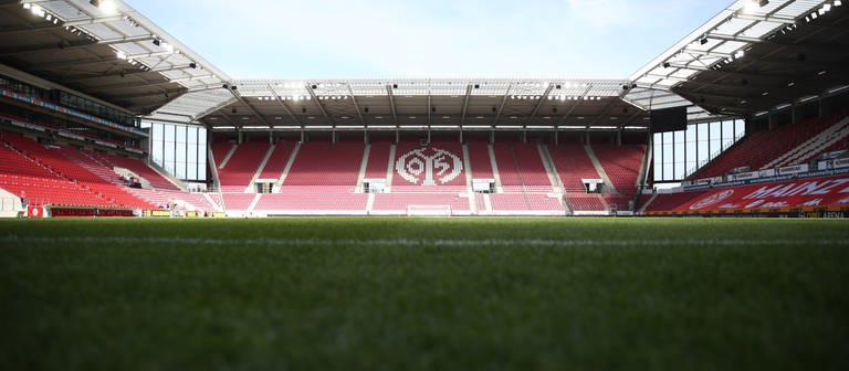 Das Logo des FSV Mainz 05 ist auf den leeren Rängen der Opel Arena zu sehen (Foto: picture-alliance / Reportdienste, picture alliance/dpa | Tom Weller)