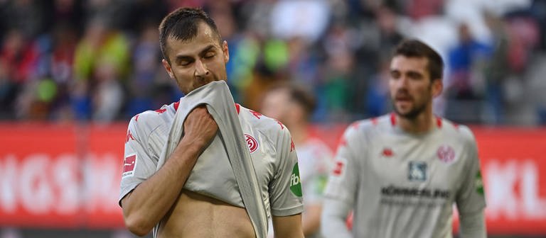 Enttäuschte Spieler von Mainz 05 in Augsburg (Foto: IMAGO, IMAGO / Sven Simon)