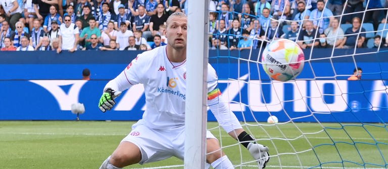 Mainz 05-Torhüter Robin Zentner ärgert sich nach dem unglücklichen Gegentreffer (Foto: IMAGO, Imago/Team 2)