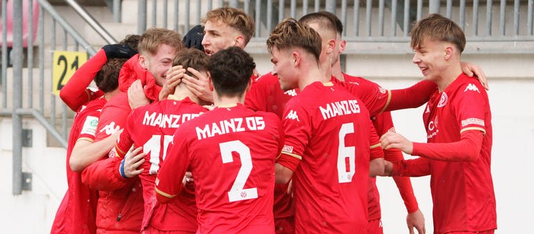 Die Mainzer A-Junioren bejubeln das Halbfinale um die Deutsche Meisterschaft (Foto: IMAGO, Imago/Martin Hoffmann)