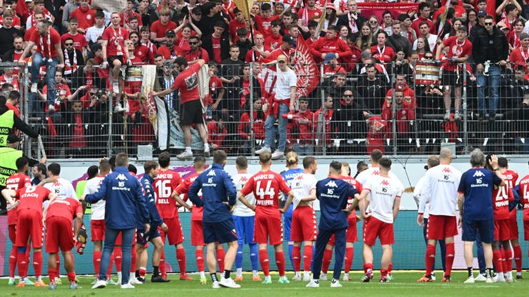 Nach der Pleite bei Eintracht Frankfurt stellen sich die Spieler von Mainz 05 ihren enttäuschten Fans (Foto: picture-alliance / Reportdienste, Picture Alliance)