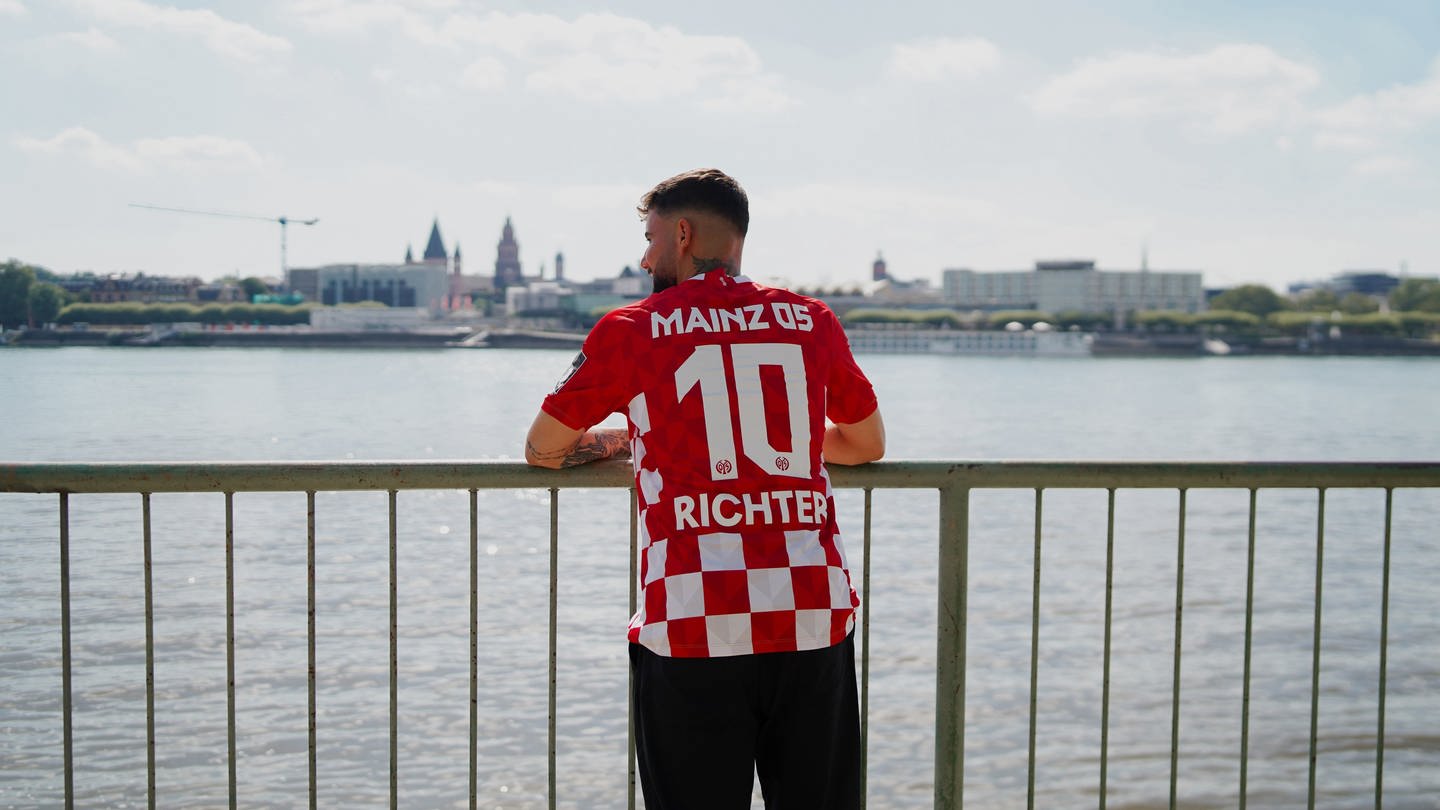 Marco Richter mit Mainzer Trikot am Rhein (Foto: Pressestelle, Mainz 05)