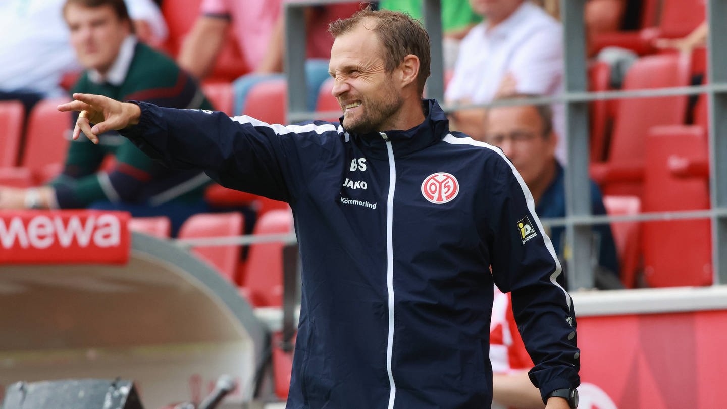 Mainz-Trainer Bo Svensson gestikuliert an der Seitenlinie. (Foto: IMAGO, IMAGO / Eßling)