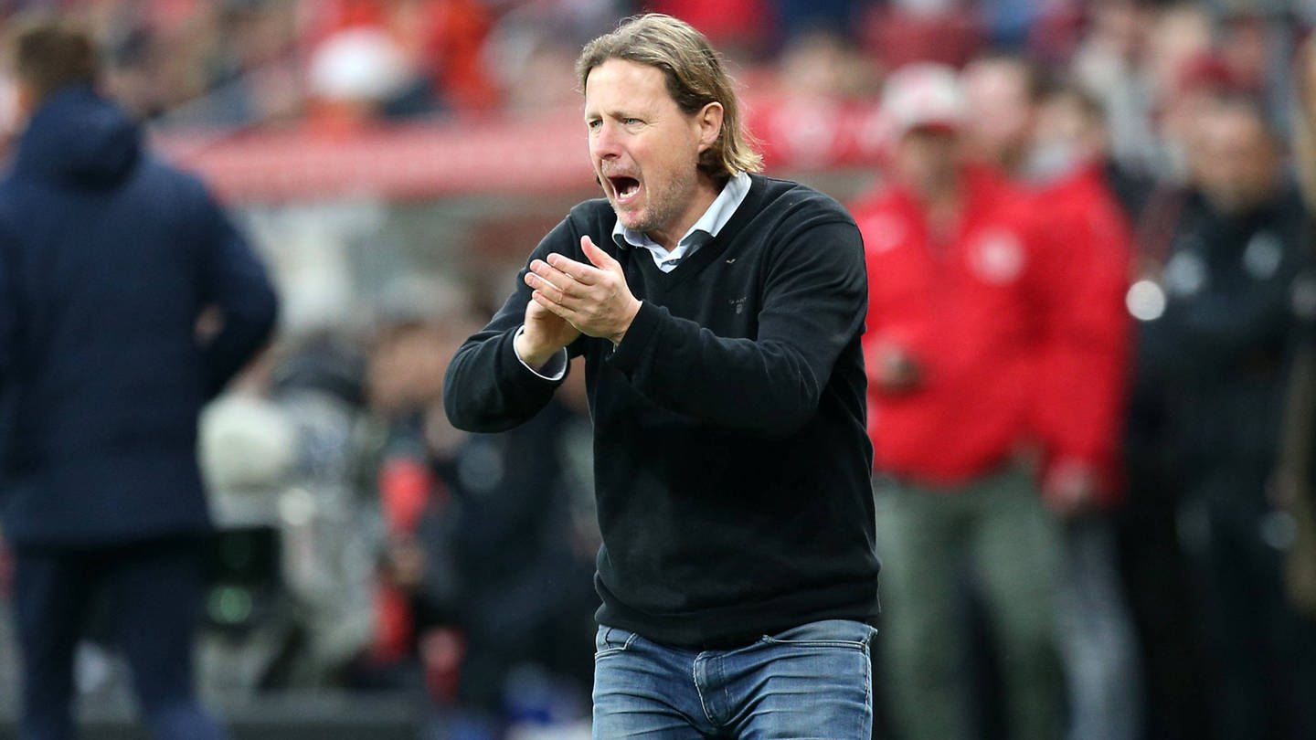 Bo Henriksen, neuer Trainer von Mainz 05, klatscht in die Hände (Foto: IMAGO, IMAGO / Thomas Frey)