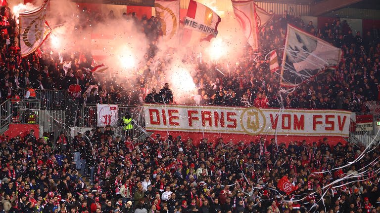 Mainz 05 Fans feiern die U19 in der Youth League
