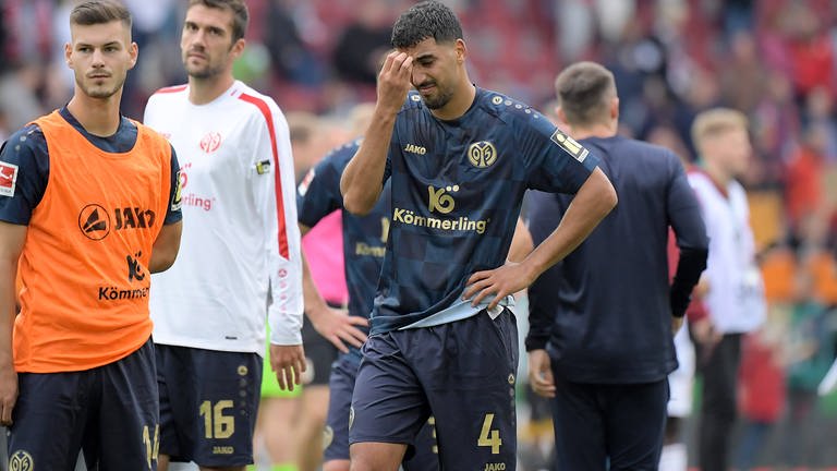 Enttäuschte Spieler des 1. FSV Mainz 05 nach der Niederlage in Augsburg. 