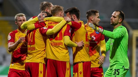Mehrere Spieler des KSC jubeln über Marvin Wanitzeks Siegtreffer im Achtelfinale des DFB-Pokals bei 1860 München (Foto: IMAGO, IMAGO / foto2press)