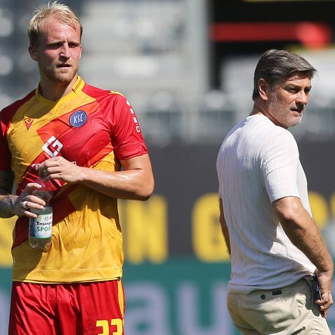 Karlsruhes Philipp Hofmann mit Geschäftsführer Oliver Kreuzer nach dem Spiel gegen Sandhausen.  (Foto: imago images, imago images/Jan Huebner)