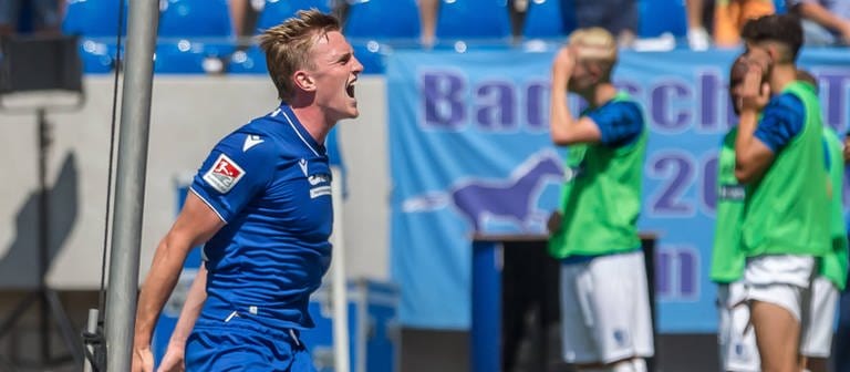 Mikkel Kaufmann jubelt im KSC-Trikot. Der 21-Jährige hat den Anschlusstreffer gegen den 1. FC Magdeburg erzielt. (Foto: IMAGO, IMAGO / Langer)